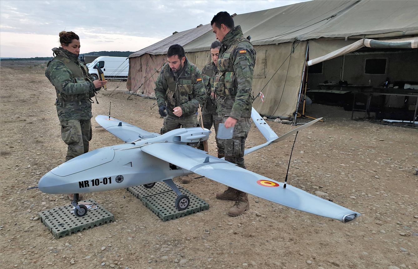 Uno de los drones de diseño español, del GAIL (Grupo de Información y Localización de Objetivos), está siendo preparado para un vuelo nocturno. (Foto: Juanjo Fernández)