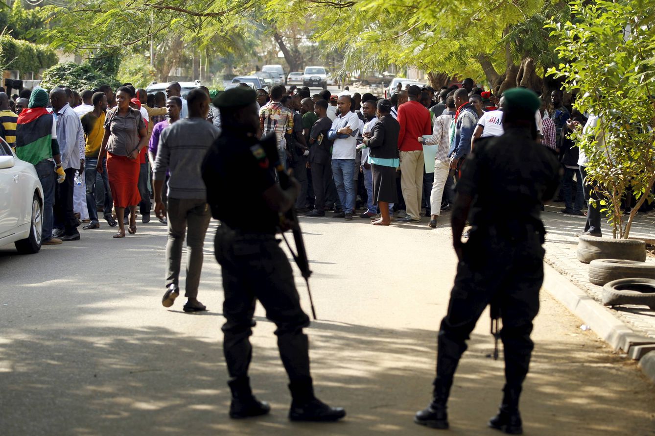 Agentes de policía vigilan a miembros de un grupo pro-Biafra durante una protesta en Abuya. (Reuters)