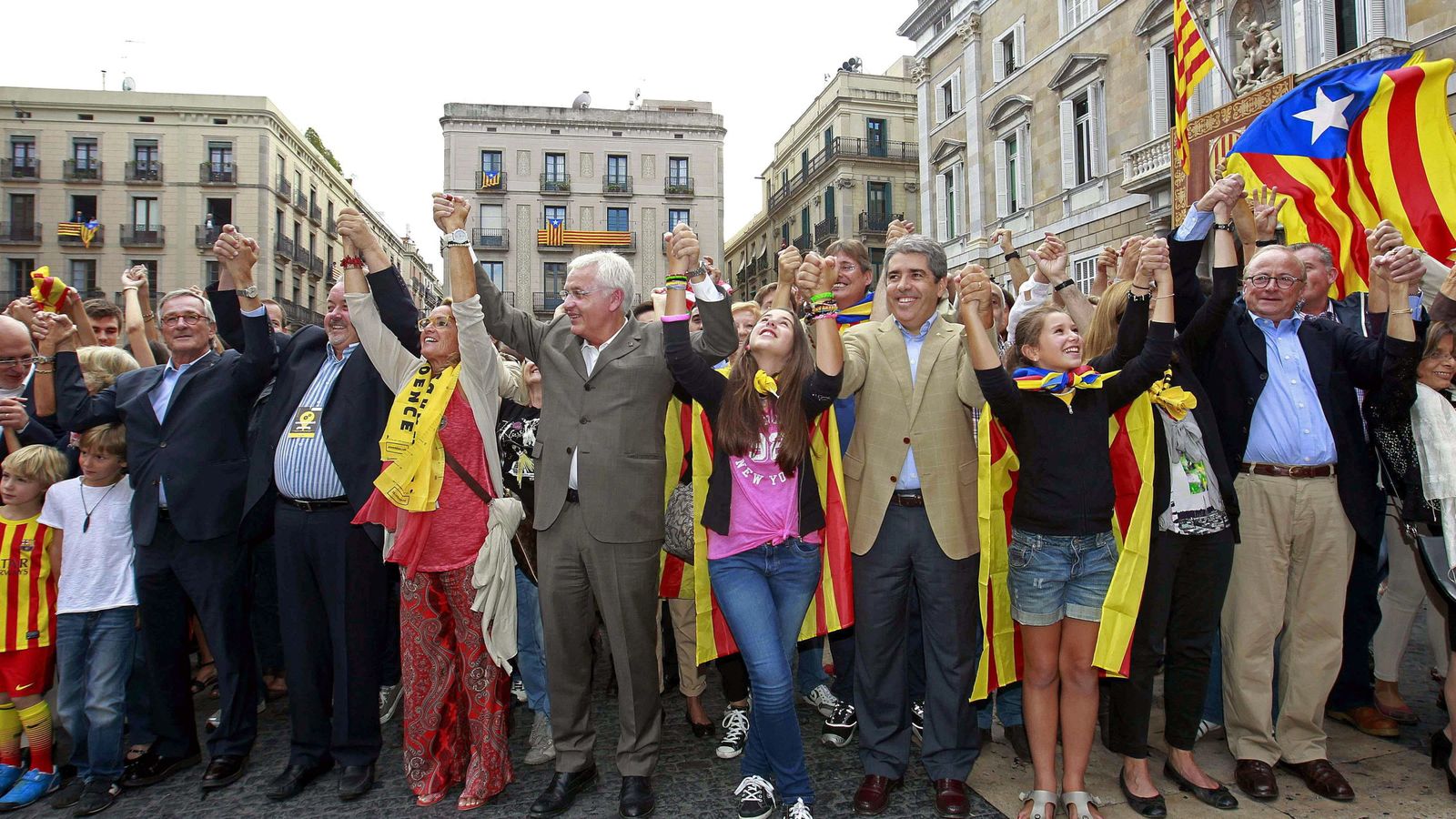 Foto: Mascarell (centro), en una cadena humana por la independencia (EFE)
