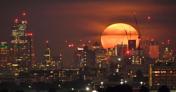 Foto: La luna llena, tras los rascacielos de la City de Londres. (Reuters)