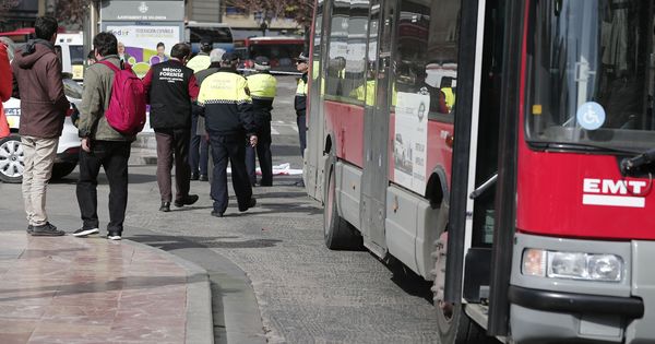 Foto: La policía, junto a un autobús de la EMT en Valencia (EFE/Miguel Angel Polo)
