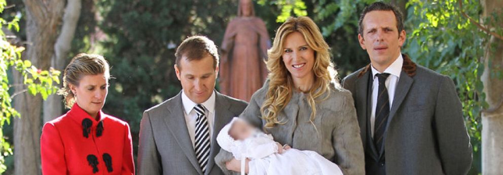 Foto: El apoyo popular a Blanca Cuesta y Alicia Sánchez Camacho en el bautizo del hijo de Alejandra Prat