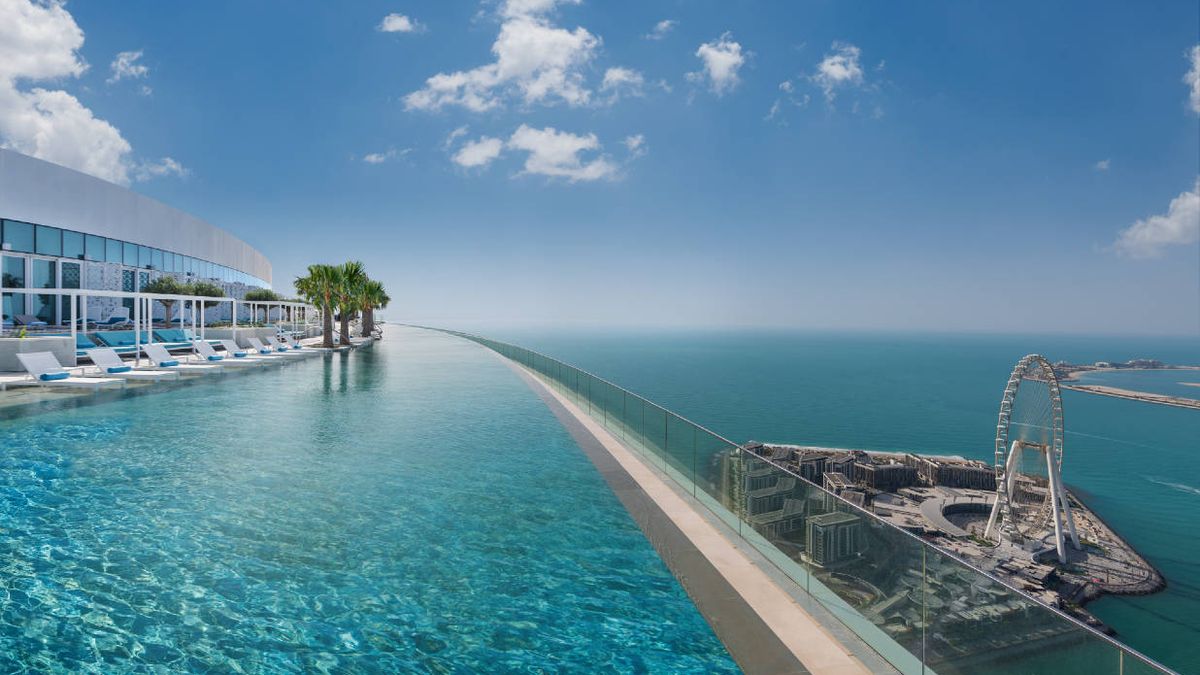 Un hotel de Dubái inaugura la piscina situada a una mayor altura en el mundo