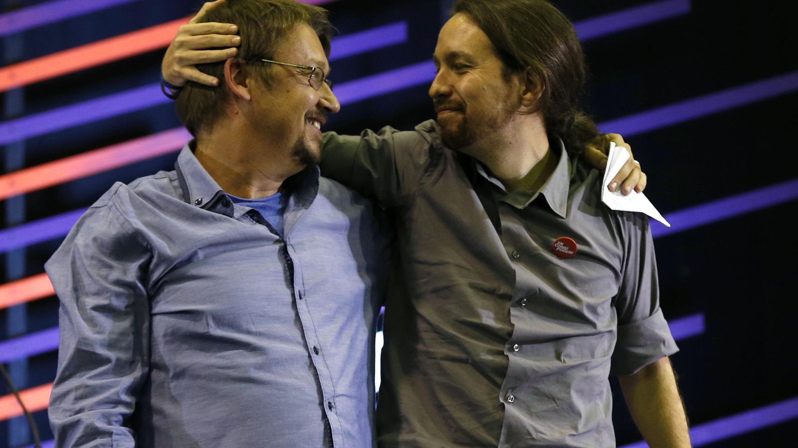 Foto: Xavi Domènech, arropado por Pablo Iglesias en un acto electoral de 2015. (EFE)