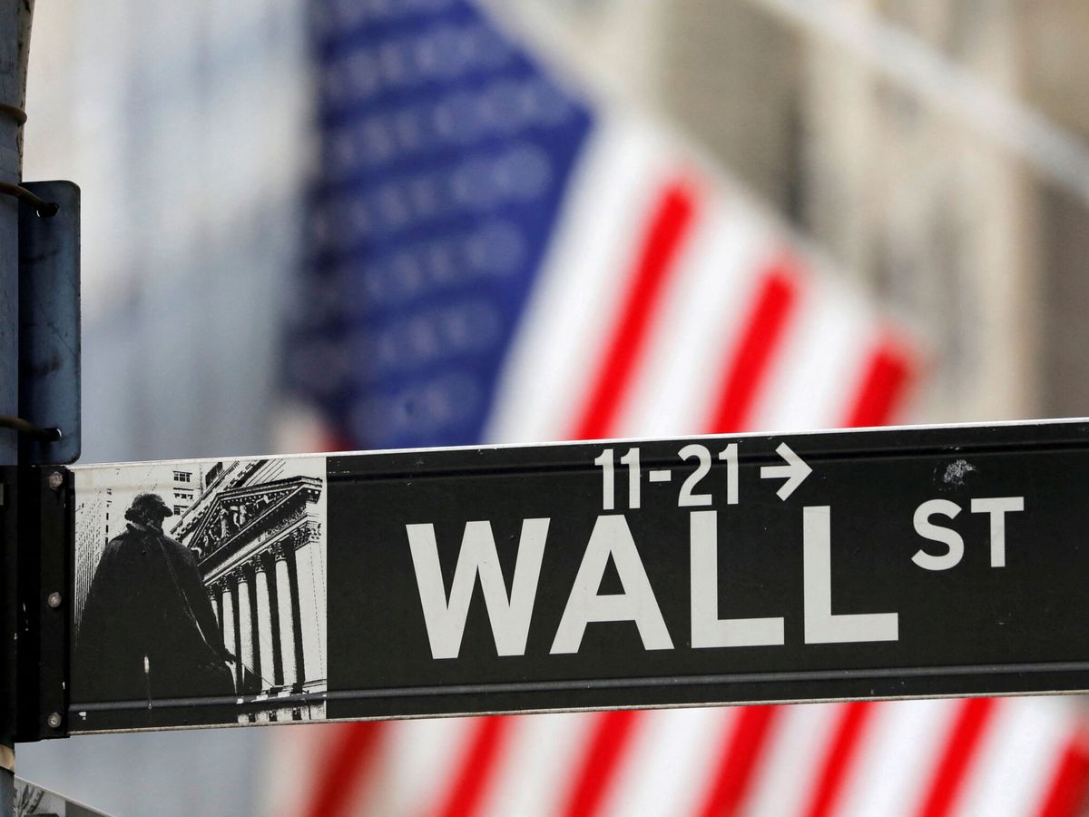 Foto: Placa de la calle Wall Street junto a la Bolsa de Nueva York. (Reuters/Andrew Kelly)