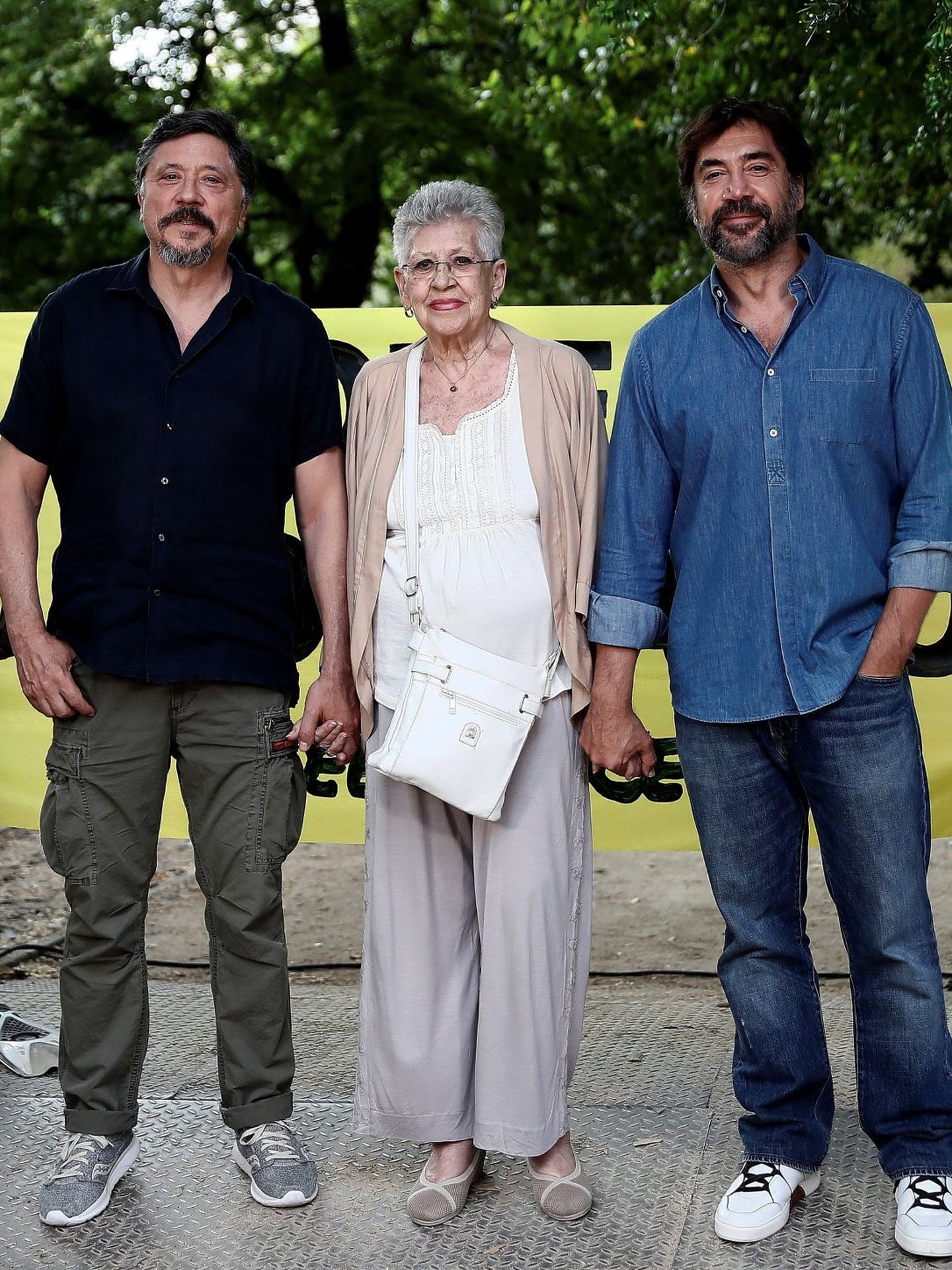 Pilar Bardem, junto a sus hijos Carlos y Javier en un acto de Greenpeace en 2019. (EFE)