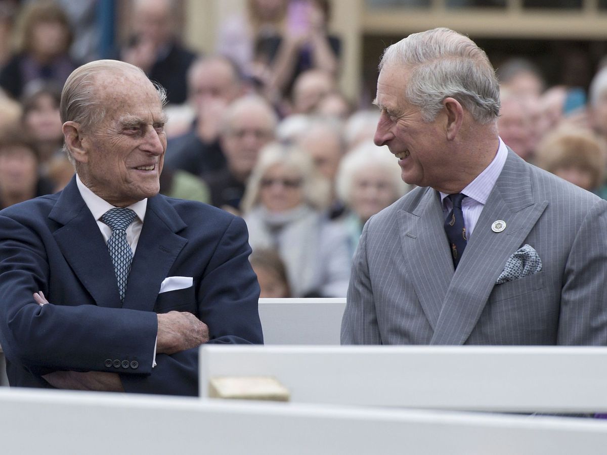 Foto: El príncipe Carlos con el duque de Edimburgo, en una imagen de archivo. (Reuters)