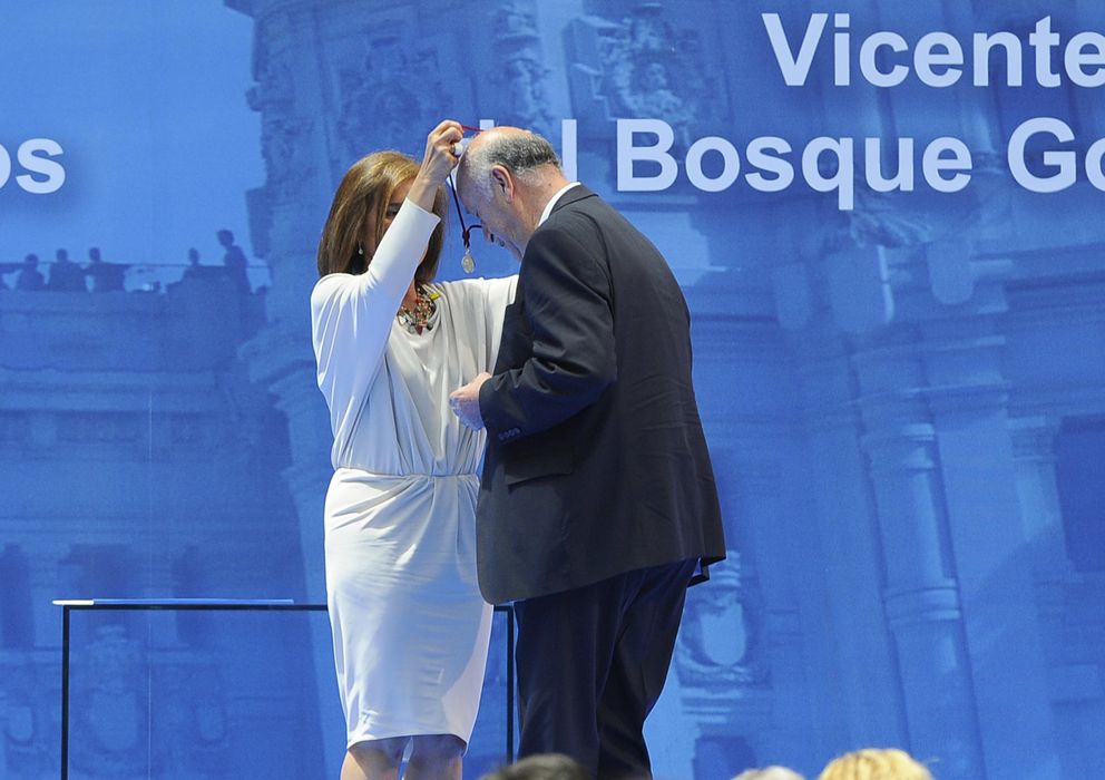 Foto: Ana Botella entrega a Del Bosque la Medalla de Oro de Madrid (EFE)