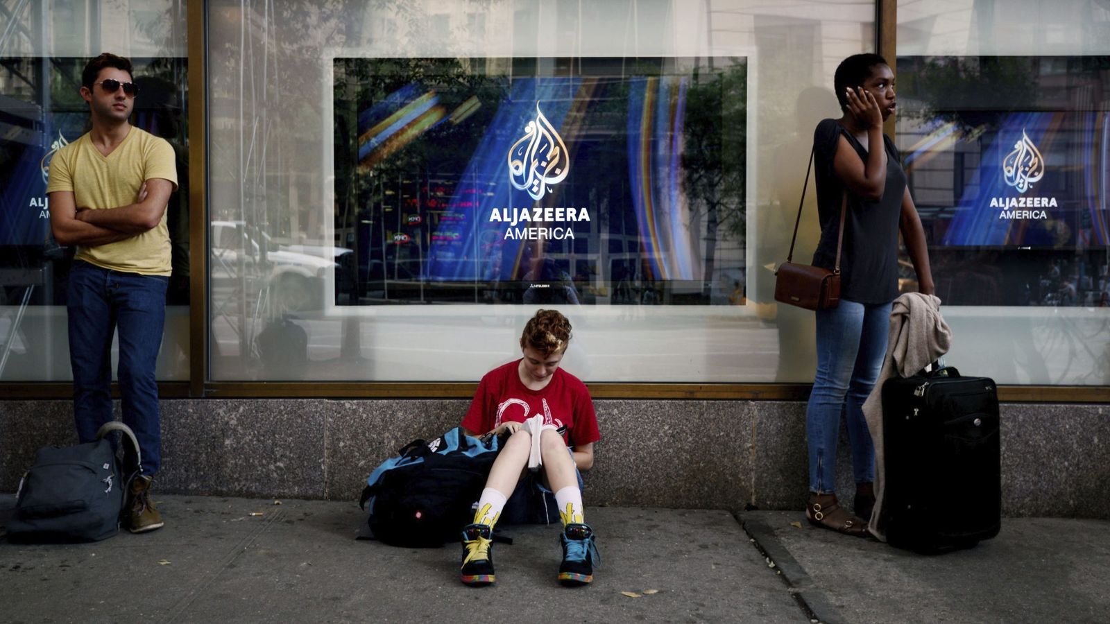 Foto: Varias personas esperan en la puerta del estudio de Al Jazeera America. (EFE)