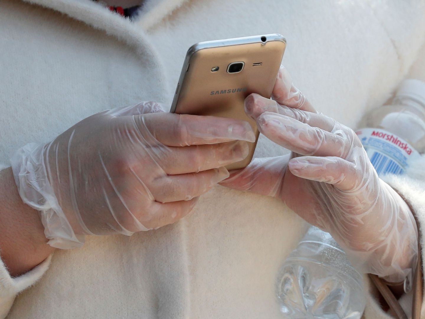 Una mujer utiliza su teléfono móvil en Kiev. (Reuters)