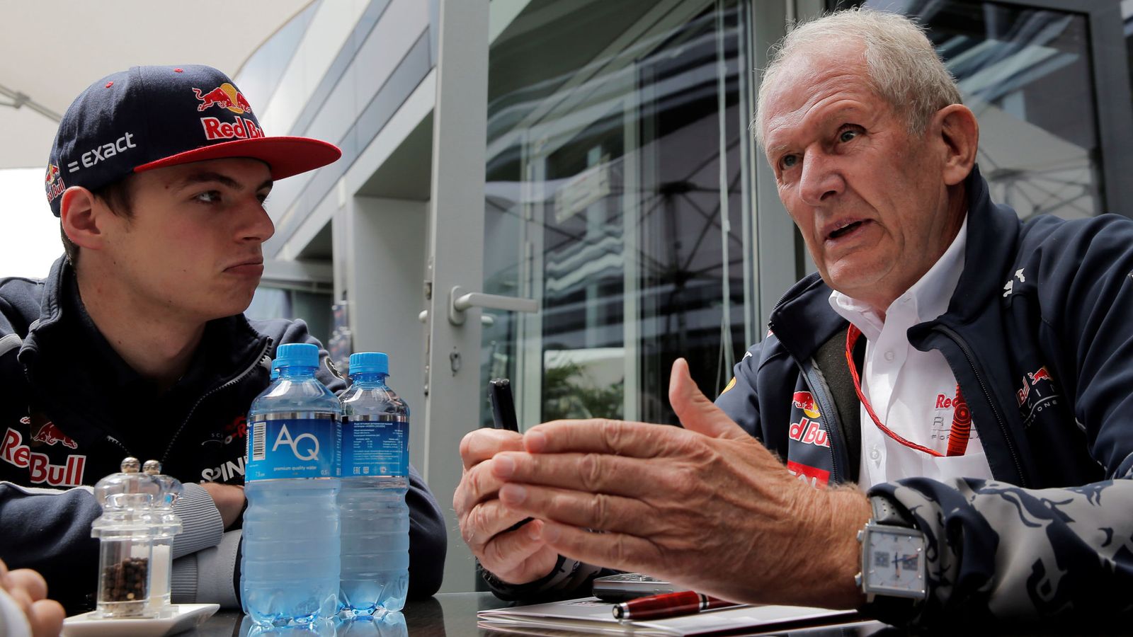 Foto: Max Verstappen junto a Helmut Marko, director del programa de pilotos de Red Bull (Maxim Shemetov/Reuters)