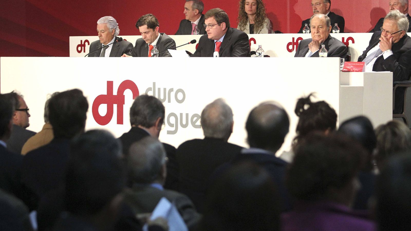 Foto: El presidente de Duro Felguera, en el centro, durante su intervención en la Junta General de Accionistas de la compañía celebrada el 17 de mayo de 2012 en Oviedo. (EFE)