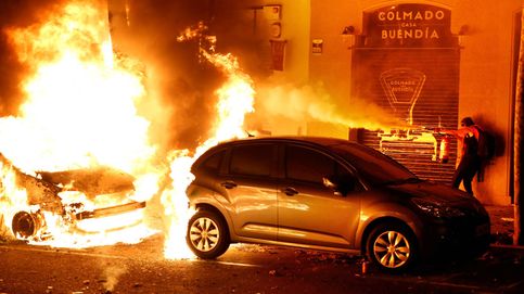 Otra noche de fuego y furia en Barcelona fuerza una tibia condena de Torra 