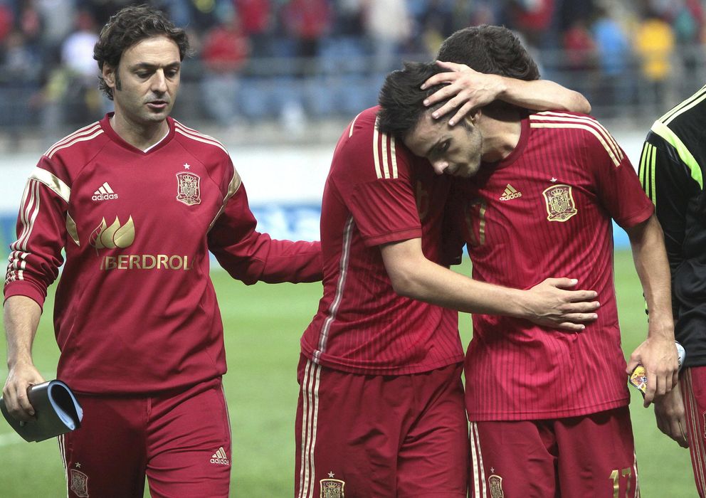 Foto: Los jugadores de la selección española sub-21 se lamentan tras su derrota ante Serbia (Efe). 