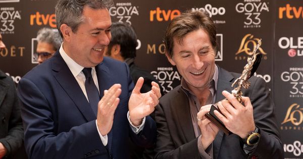 Foto: El alcalde de Sevilla, Juan Espadas, junto al actor nominado, Antonio de la Torre. (EFE)