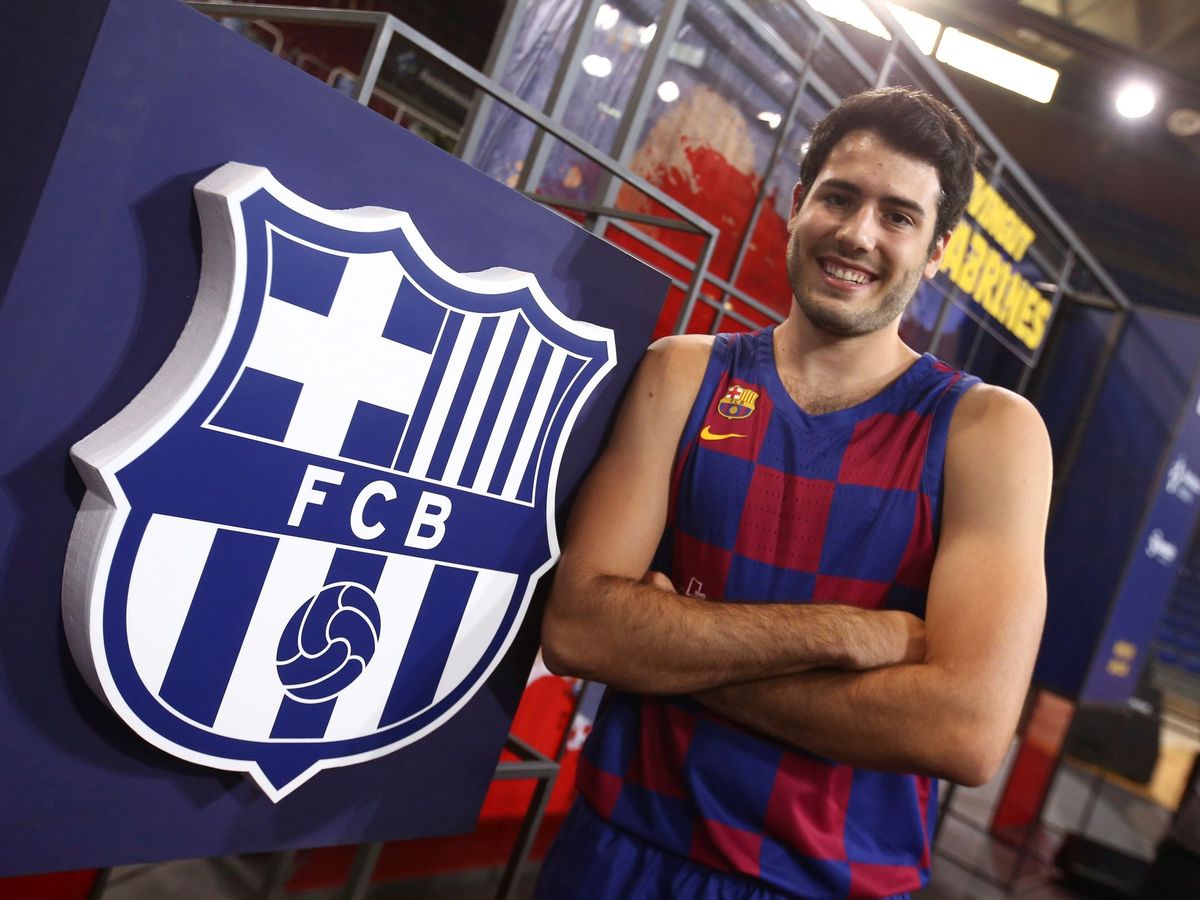 Foto: Álex Abrines posa con el escudo del Barcelona tras su regreso de la NBA. (EFE)