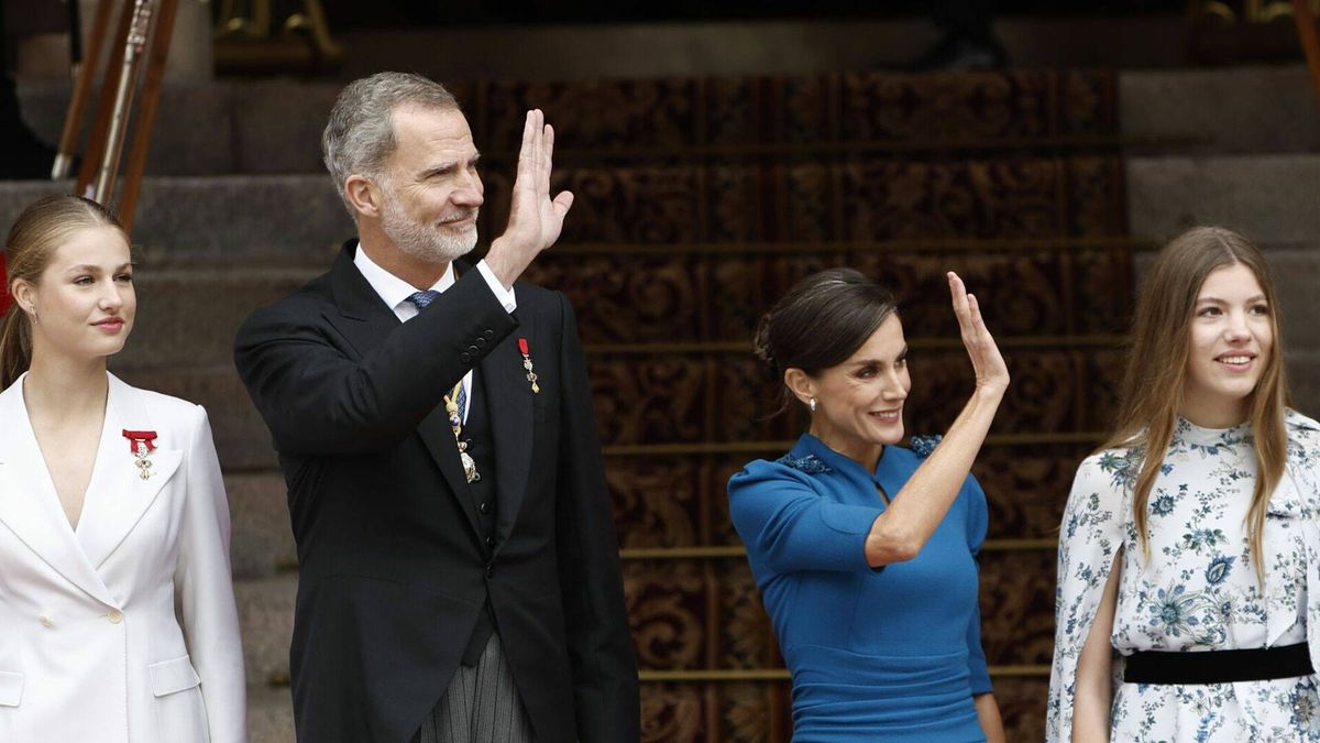 Letizia, un vestido azul de pasarela y unos pendientes homenaje a Leonor para la jura de la Constitución de su hija