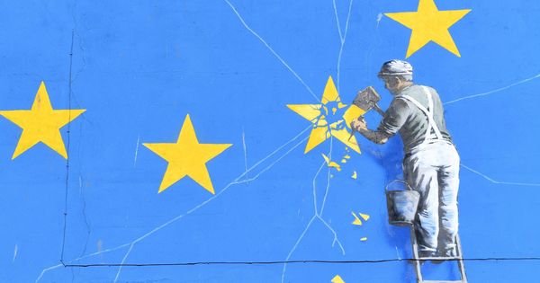 Foto: Vista de un mural inspirado en el Brexit hecho por el artista callejero anónimo Banksy. (EFE)