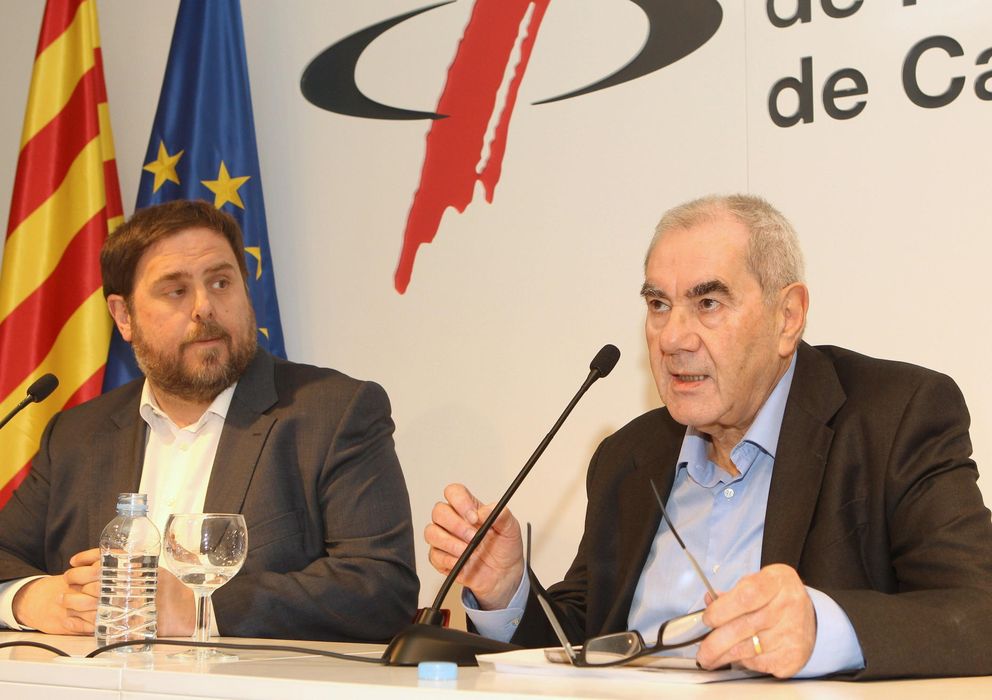 Foto: El exconseller Ernest Maragall, en una rueda de prensa junto al líder de ERC, Oriol Junqueras (i). (EFE)