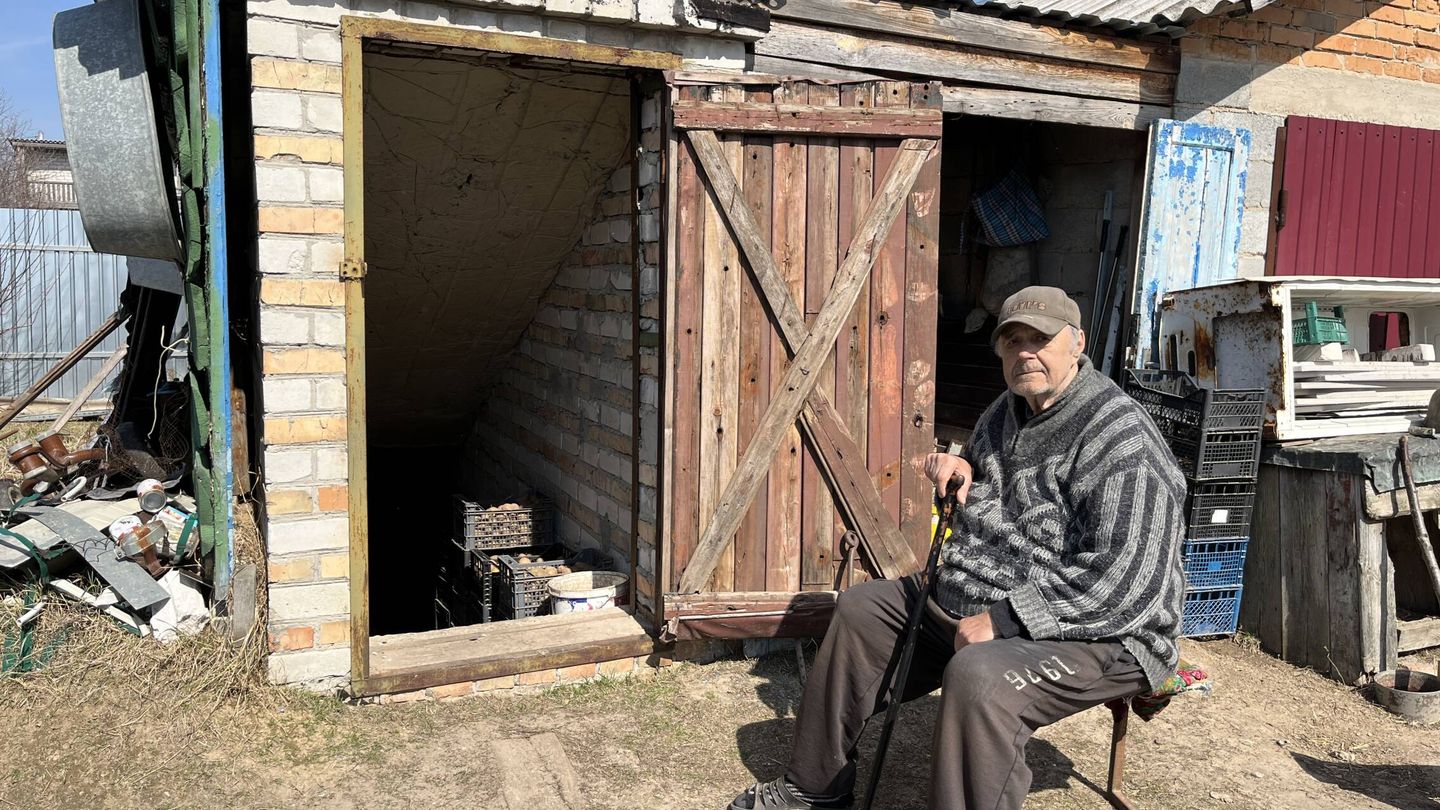 Volodymyr Kondratenko, junto a la bodega donde se refugiaba de los bombardeos. (Alicia Alamillos)