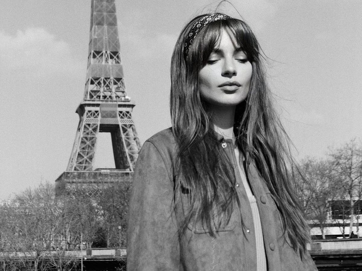 Foto: Mara Latontan, con su peinado retro a los pies de la Torre Eiffel. (Instagram @maralafontan)