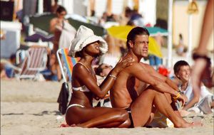 Naomi Campbell será la vecina de Aznar en las playas de Guadalmina