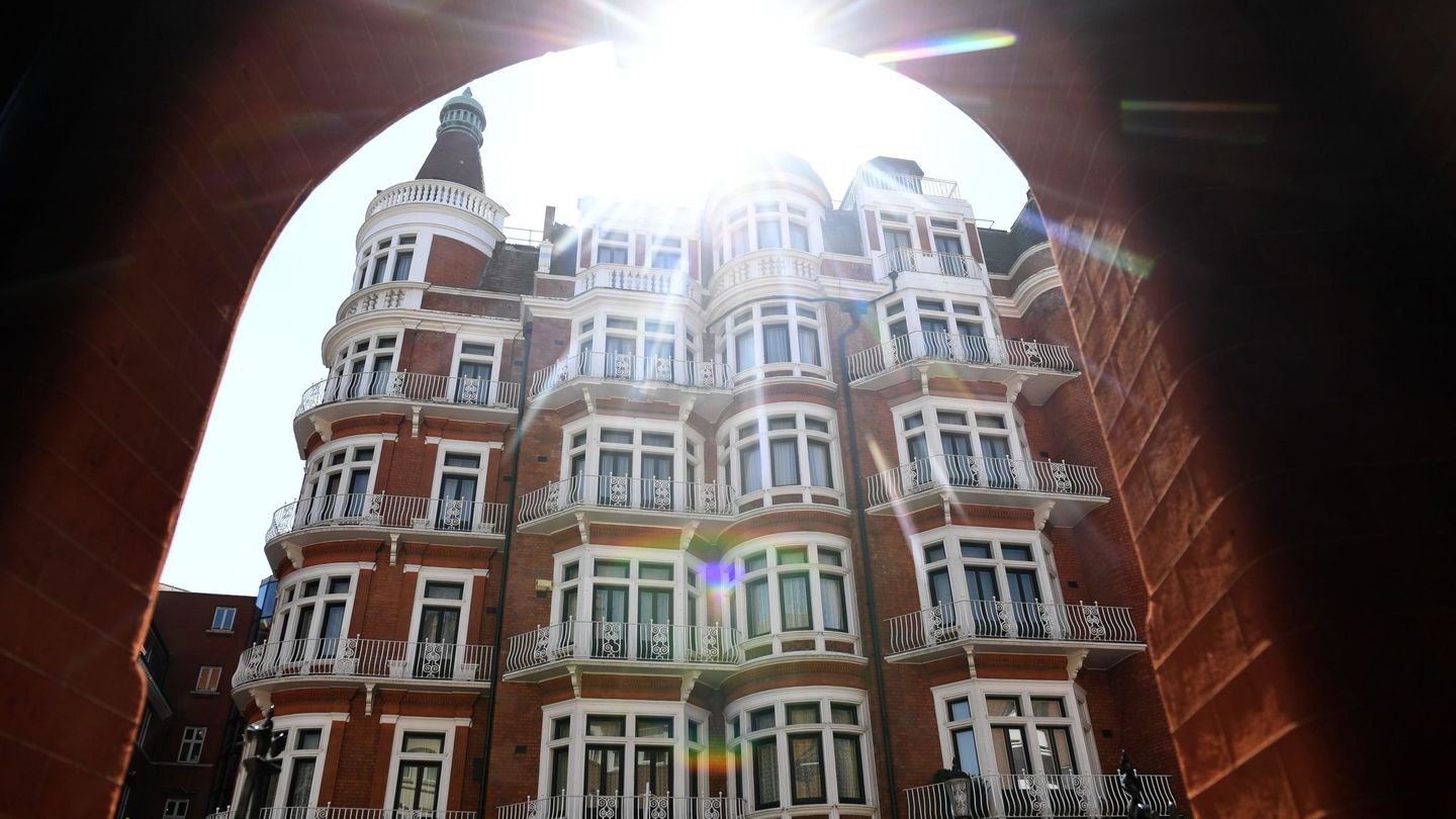 Embajada de Ecuador en Londres, donde reside Assange desde 2012 (EFE/Facundo Arrizabalaga)