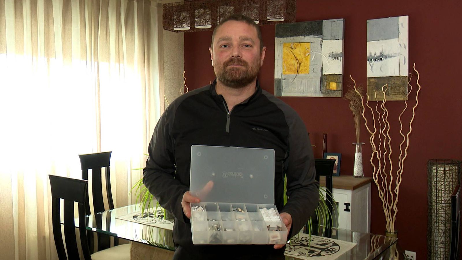 Foto: César muestra la caja con las 18 pastillas al día que tiene que tomar tras el transplante. (EC)