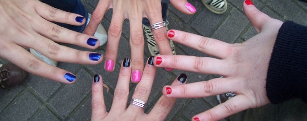 Foto: Pinte sus uñas con fuertes tonos