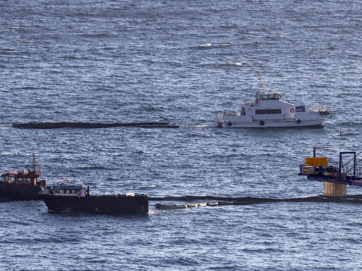 Foto: Un trasvase de petróleo entre dos barcos provoca un vertido en la bahía de Algeciras. (EFE/A. Carrasco Ragel)