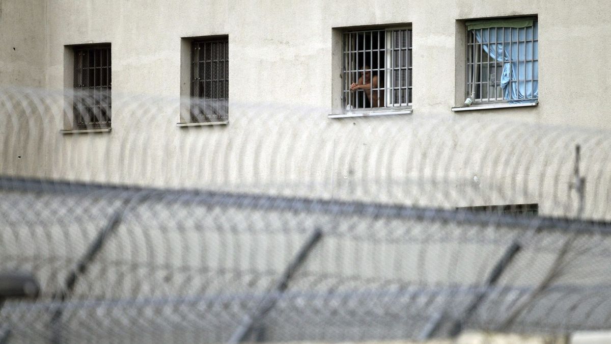 Un preso se corta el cuello para no salir de la cárcel por no tener donde ir