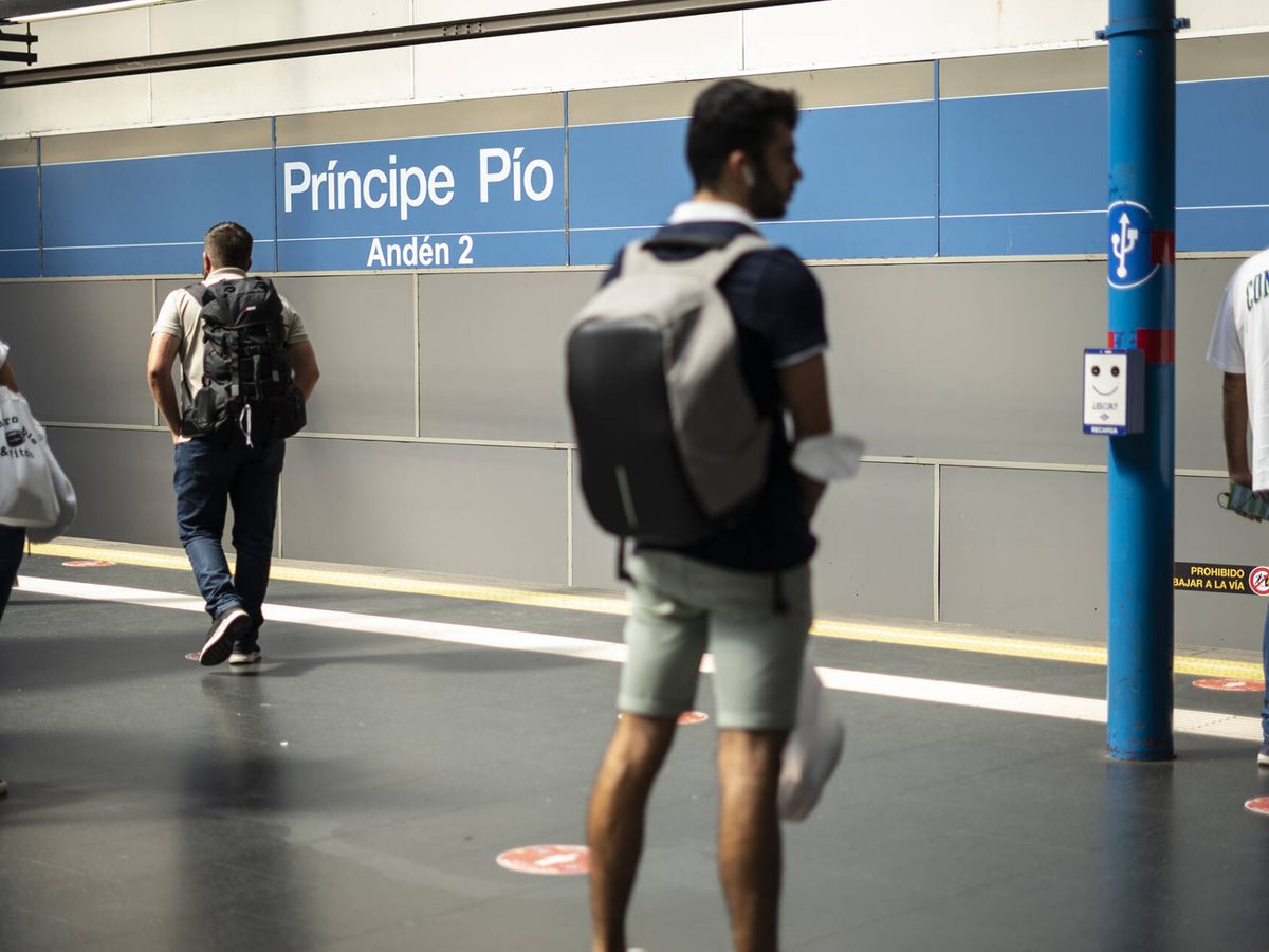 Foto: Varios viajantes esperan en la estación de Príncipe Pío de la línea 6 del Metro de Madrid. (Ana Beltrán)