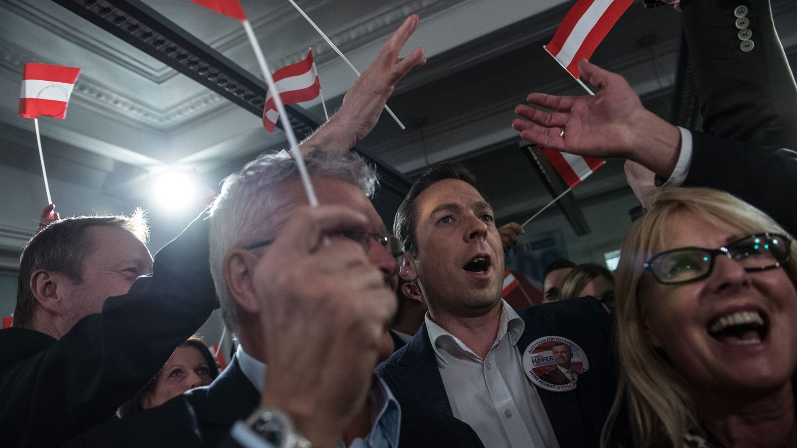Foto: Miembros del partido ultraderechista austriaco celebrando la victoria (Reuters)