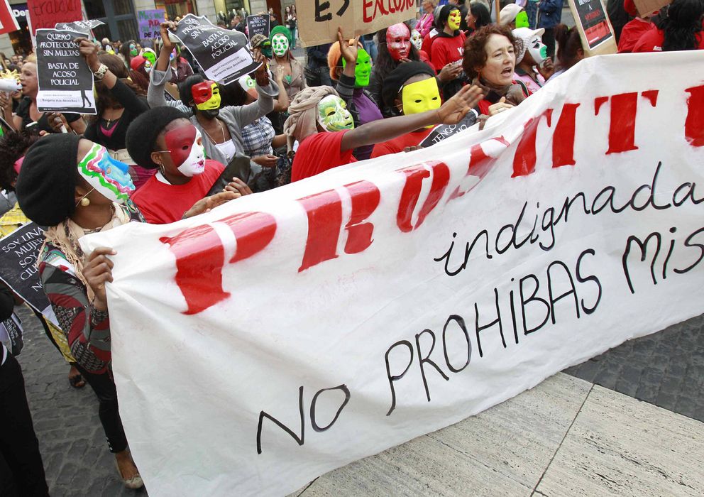 Foto: Manifestación en El Raval (Barcelona) por el endurecimiento de sanciones contra la prostitución. (Efe)