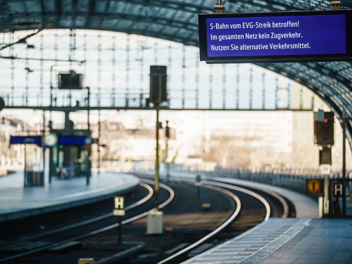 Foto: Cartel informativo de la huelga ferroviaria en Berlín. (EFE/Clemens Bilan)