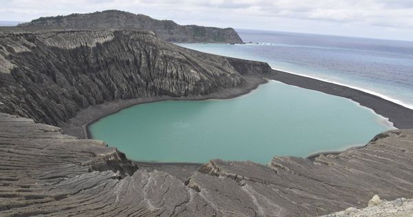 Foto: Imagen de la isla HTHH, nacida de una erupción volcánica. (NASA)