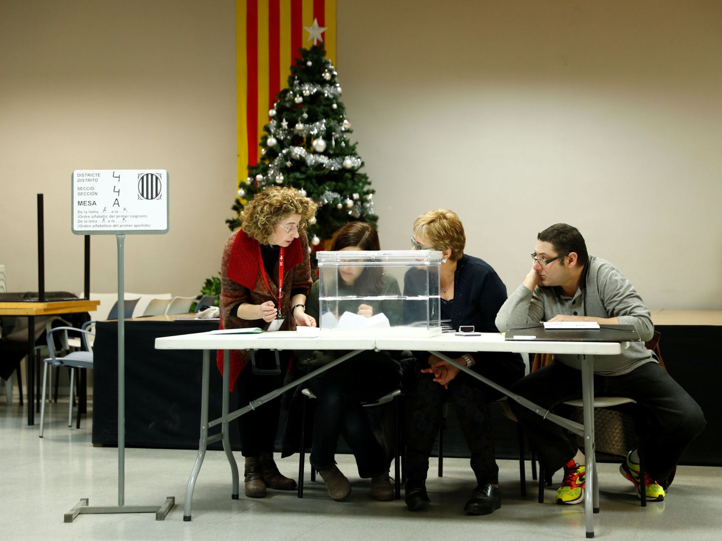 Una mesa electoral en Barcelona | Foto: Reuters