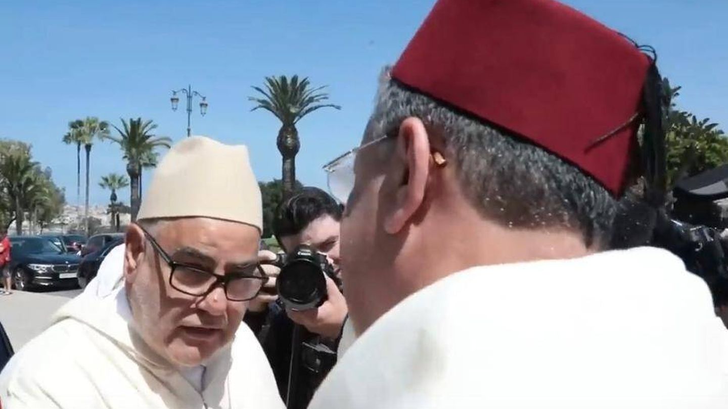 Discusión entre el ministro marroquí Abdellatif Ouahbi y el líder islamista Abdelilá Benkirane. 