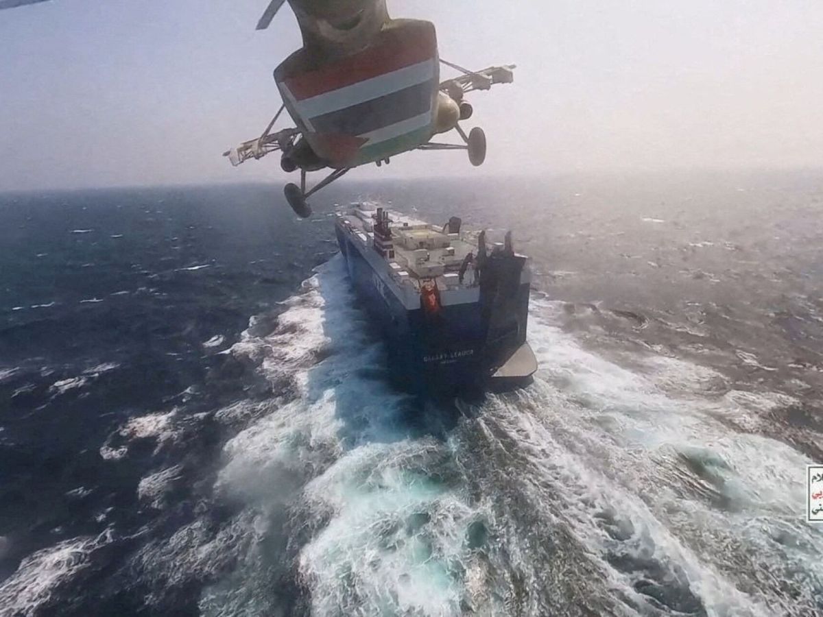 Foto: Un helicóptero militar hutí vuela sobre un carguero en el mar Rojo. (Reuters)