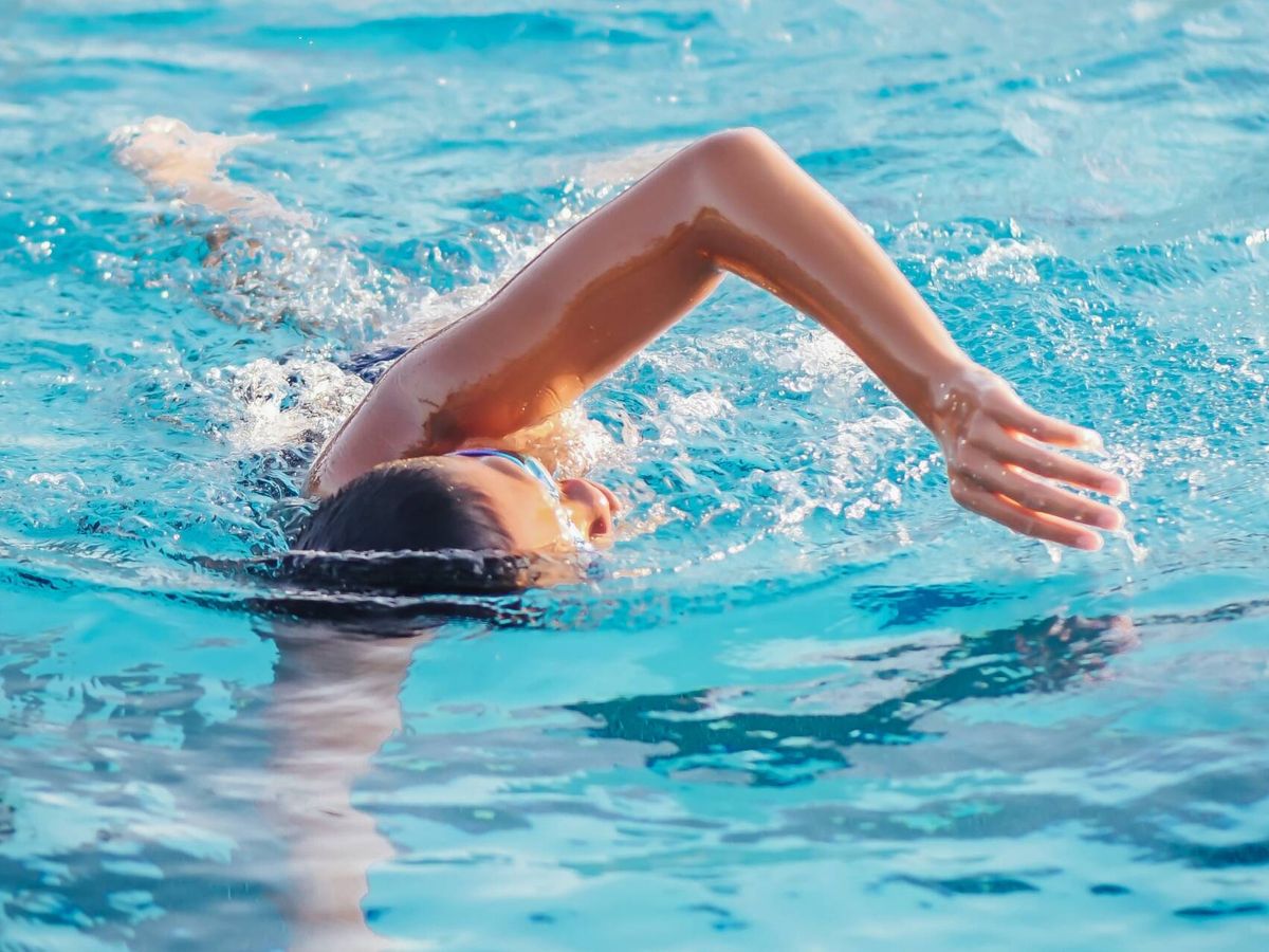 Foto: Nadar es un ejercicio ideal a partir de los 50 años. (Pexels/ Kindel Media)
