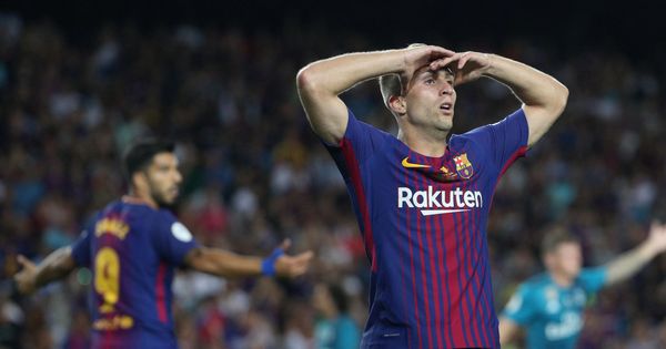 Foto: Deulofeu, con los brazos en la cabeza, se lamenta en un partido del Barcelona en el Camp Nou. (Reuters)