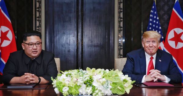 Foto: Donald Trump y Kim Jong-un, en el momento de la firma del acuerdo. (EFE)