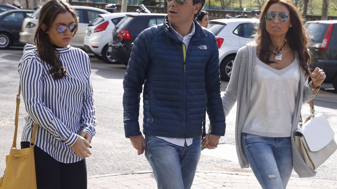 Foto: Paco González llega a los juzgados con su mujer y su hija (EFE)