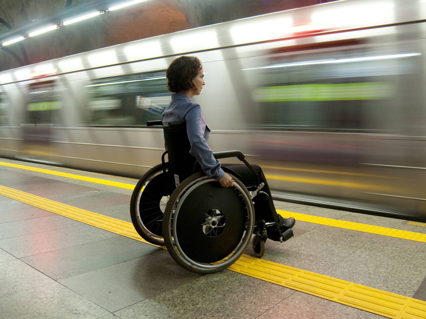Una mujer en silla de ruedas esperando al metro (iStock)