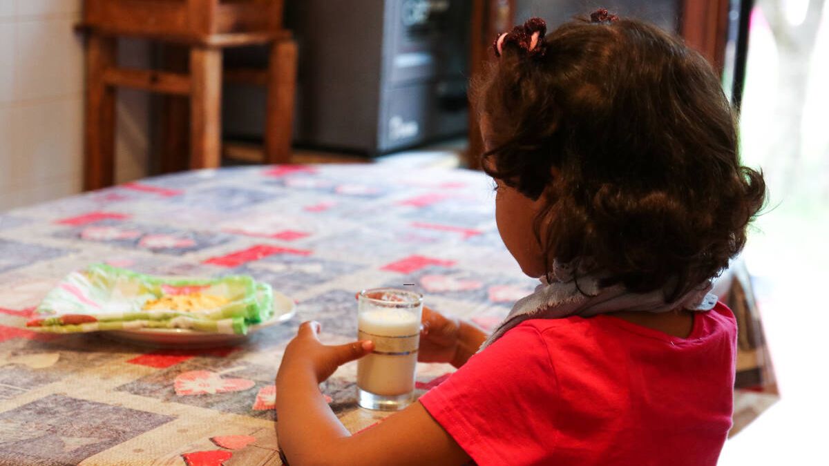 Cómo llenar de comida los platos de 2.000 niños y niñas en España