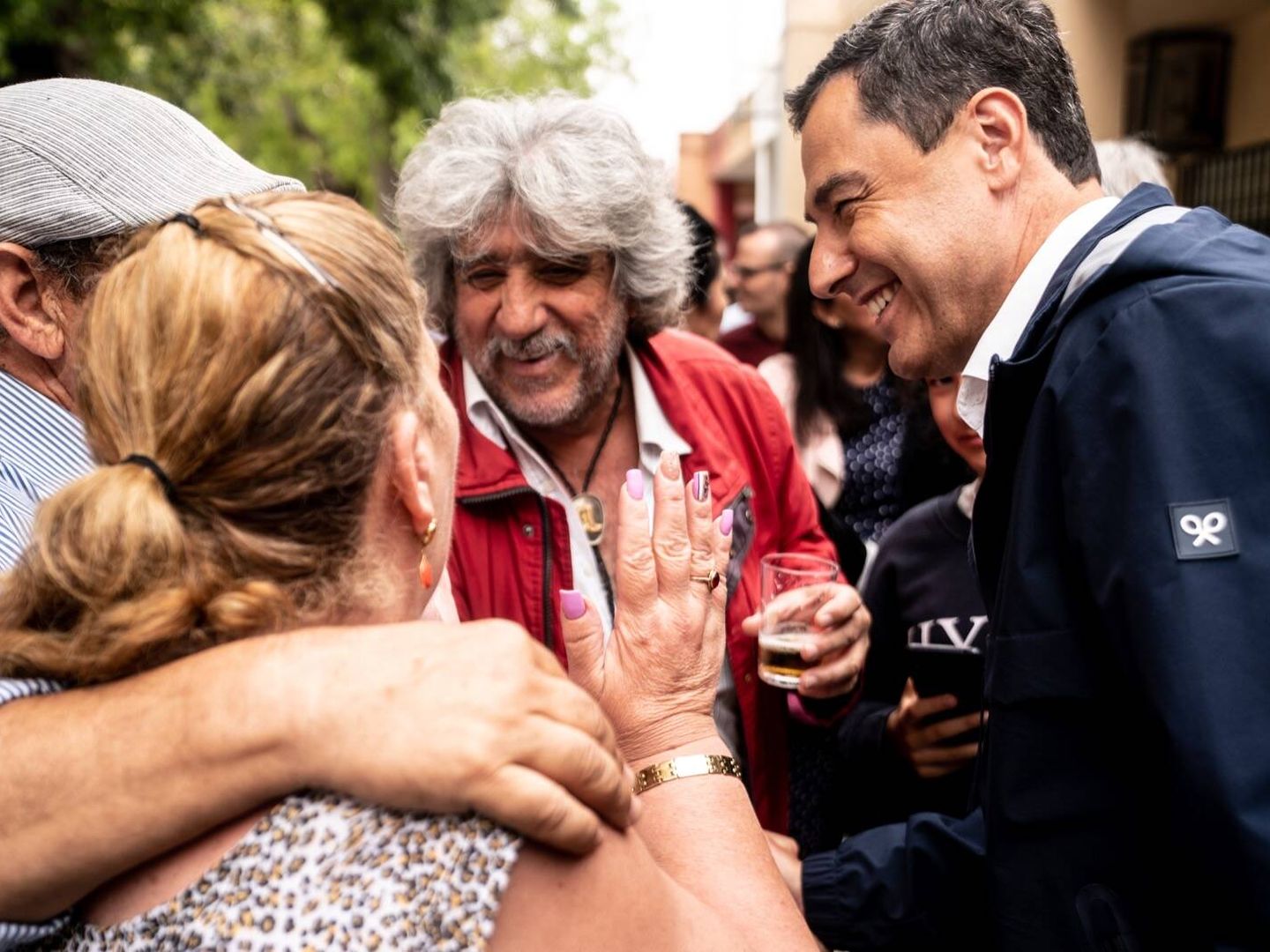 Juanma Moreno, en una visita electoral al Polígono Sur de Sevilla. (Cedida / PP)
