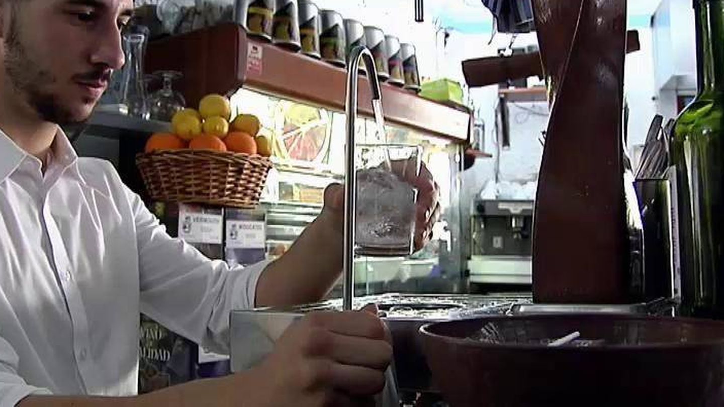 Un camarero sirve un vaso de agua. (Atlas)