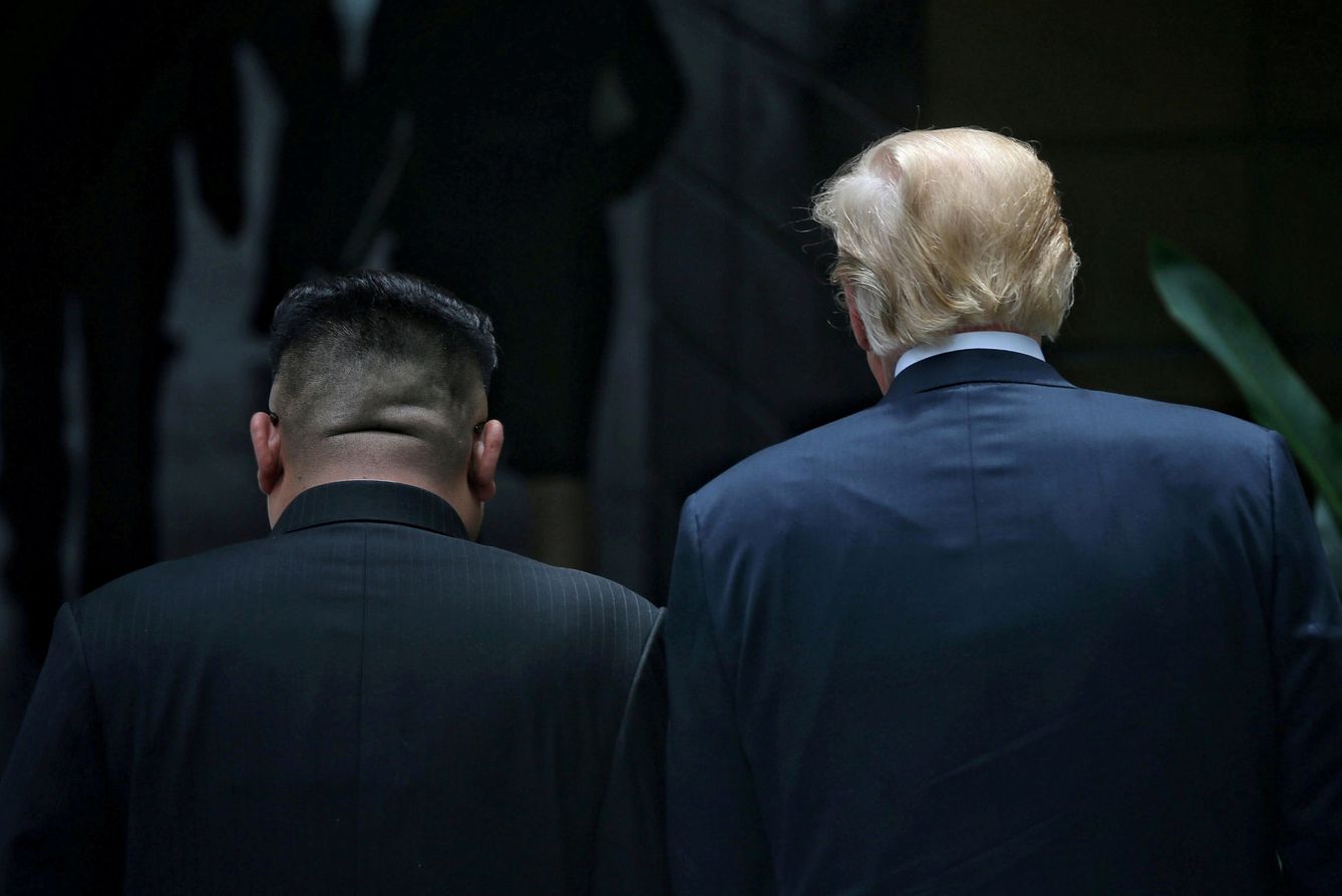 Trump y Kim pasean tras el almuerzo durante el encuentro. (Reuters)
