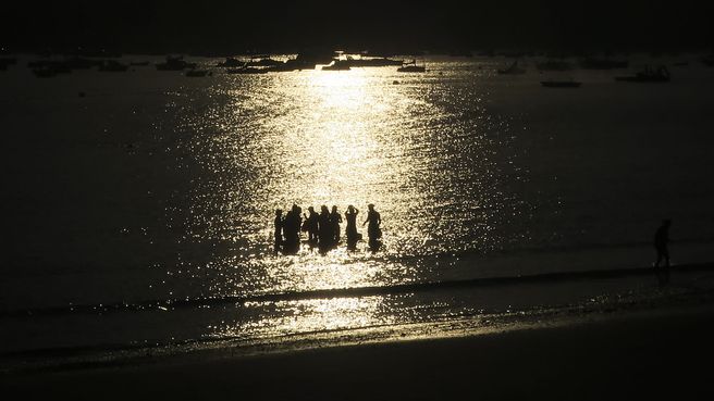 Foto de Un grupo de bañistas en la playa de Ondarreta