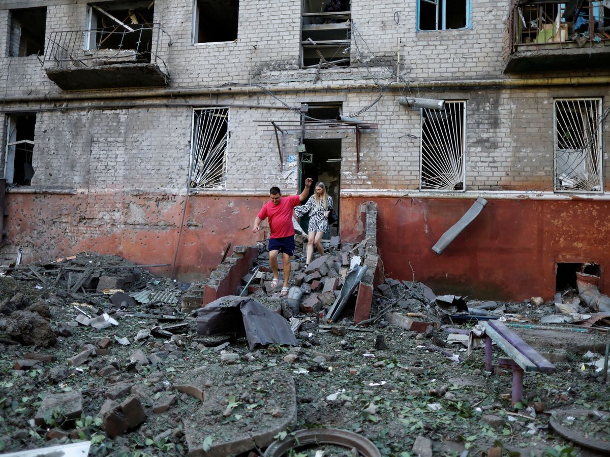 Foto: Habitantes de la ciudad de Kramatorsk, en la región de Donetsk, inspeccionan los daños en un edificio bombardeado. (Reuters/Ammar Awad)
